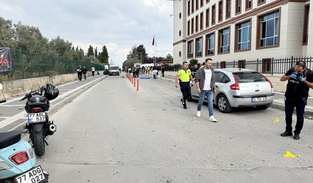 GÜNCELLEME - Yalova Adliyesi girişindeki silahlı saldırıda 1 kişi öldü, 1 kişi yaralandı