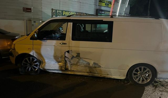 Hatay'da düzensiz göçmenleri taşıyan panelvan polisten kaçarken kaza yaptı