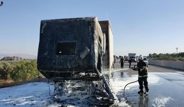 Hatay'da seyir halindeki tırda çıkan yangın söndürüldü