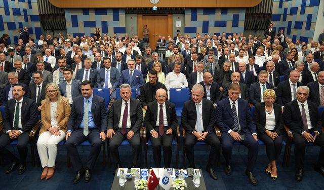 Hazine ve Maliye Bakanı Mehmet Şimşek, İzmir'de iş insanlarıyla buluştu