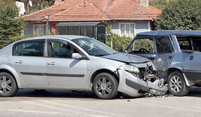 Karabük'te iki otomobilin çarpıştığı kazada 6 kişi yaralandı