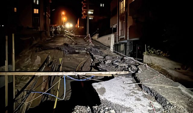 Karabük'te inşaat sahasının yanındaki yolun bir bölümü çöktü