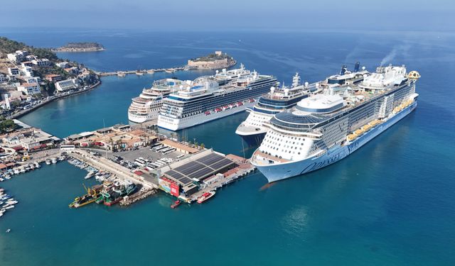 Kuşadası'na 4 kruvaziyerle 13 bin 750 turist geldi