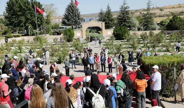 Kütahya'da öğrenciler vakıf hayır şartı kapsamında piknik yapıp şehitliği ziyaret etti