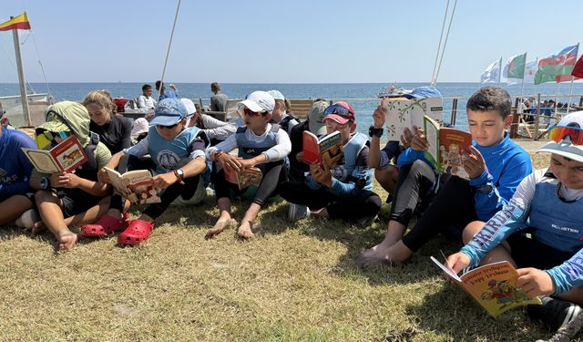 Marmara'da yeteri kadar rüzgar olmayınca yelkenciler kitap okudu