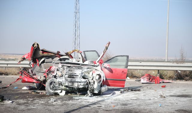 Niğde'de otomobilin tıra arkadan çarptığı kazada 3 kişi öldü, 2 kişi yaralandı