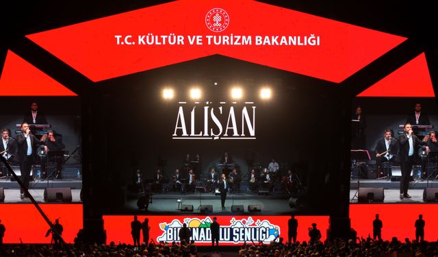 Şarkıcı Alişan, Bingöl'de 'Bir Anadolu Şenliği'nde konser verdi