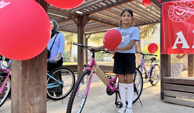 Siirt'te ODES Projesi kapsamında başarılı 20 öğrenciye bisiklet hediye edildi