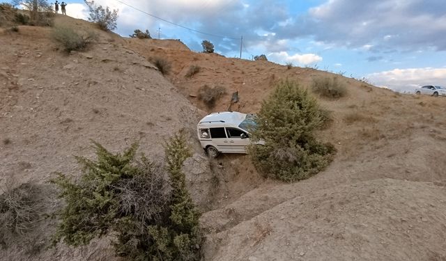 Siirt'te şarampole devrilen hafif ticari araçtaki 2 kişi yaralandı