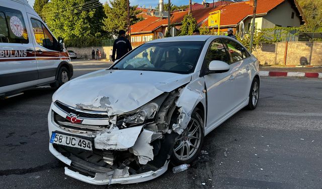 Sivas'ta iki otomobilin çarpıştığı kazada 3 kişi yaralandı