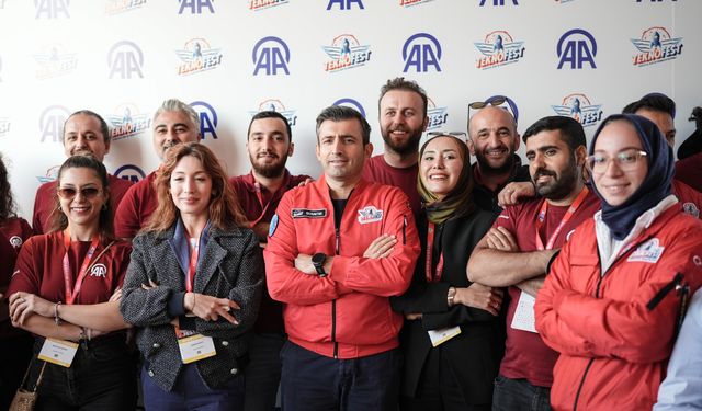 TEKNOFEST Yönetim Kurulu Başkanı Bayraktar AA standını ziyaret etti: