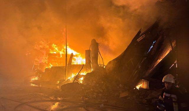 Uşak'ta tekstil fabrikasında ve deposunda yangın çıktı