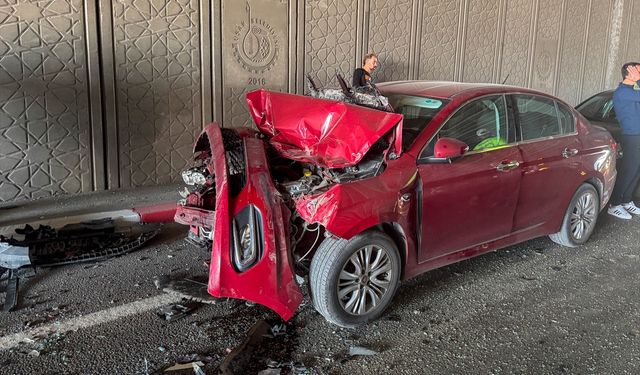 Uşak'ta üç otomobilin çarpışması sonucu 3 kişi yaralandı