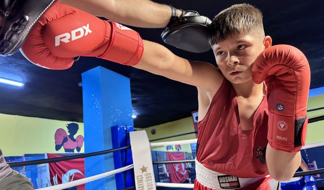 'Uslu dursun' diye boksa yönlendirilen Muhammed, ilk şampiyonasından altın madalyayla döndü