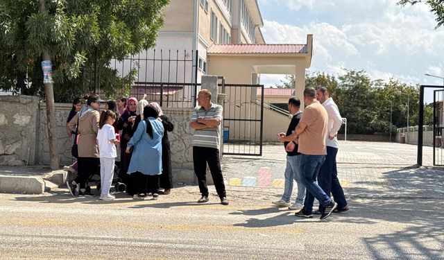 Van'da bir şüpheli okulda 2 öğretmeni bıçakla yaraladı