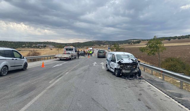 Yozgat'ta hafif ticari araç ile otomobilin çarpıştığı kazada 1 kişi öldü, 3 kişi yaralandı