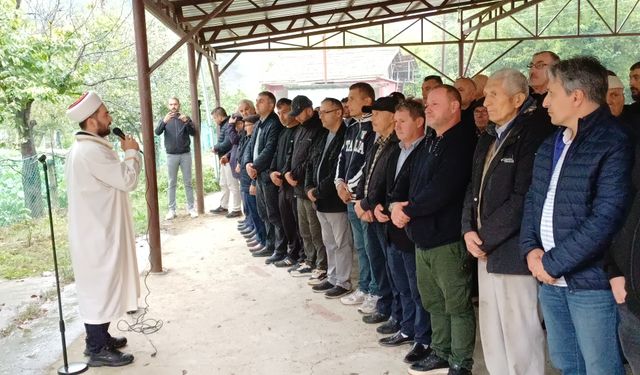 Zonguldak'ta bıçaklanarak öldürülen kadının cenazesi Karabük'te defnedildi