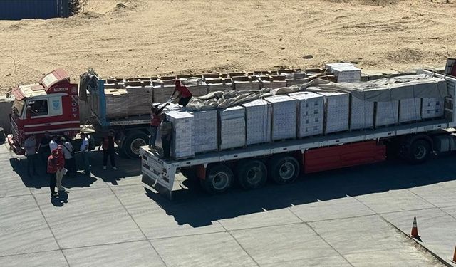 El-Ariş Limanı'na ulaşan 17. "İyilik Gemisi"nden yardım malzemelerinin indirilmesi sürüyor