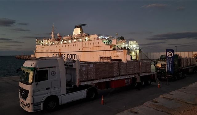 Türkiye'nin 25 insani yardım tırı Gazze için Refah Sınır Kapısı'na hareket etti