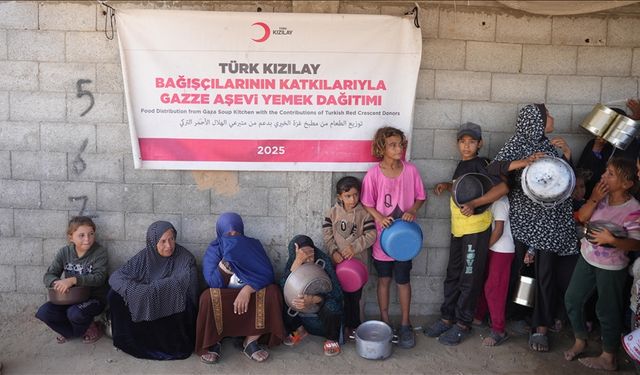 Kızılay, Filistinliler için bağışlanan kurban etlerini Gazze'de dağıtmaya başladı
