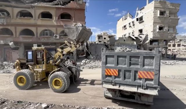 Han Yunus Belediyesi, ekipman eksikliğine rağmen İsrail saldırıları sonucu kapanan yolları açmaya başladı