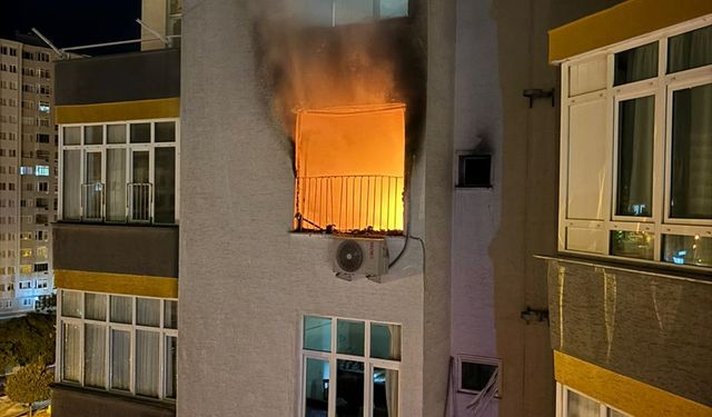 Adana'da apartman dairesinde çıkan yangın hasara yol açtı