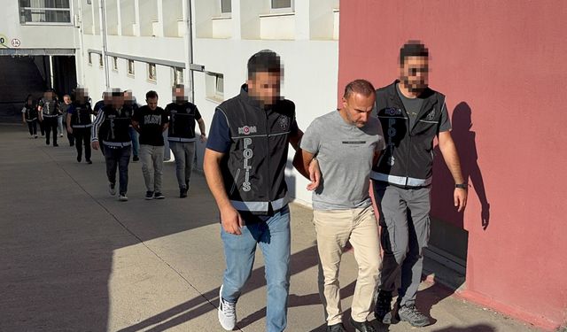 Adana'da dolandırıcılık yaptıkları iddiasıyla 5 zanlı tutuklandı