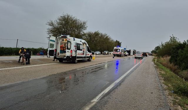 Adana'da tarım işçilerini taşıyan midibüsün devrildiği kazada 11 kişi yaralandı