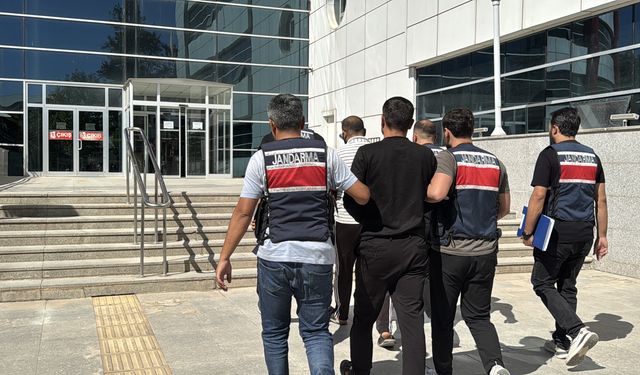 Adıyaman'da terör örgütü DEAŞ operasyonunda yakalanan 2 zanlı tutuklandı