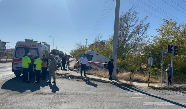Aksaray'da ambulans ile otomobilin çarpışması sonucu 4 kişi yaralandı