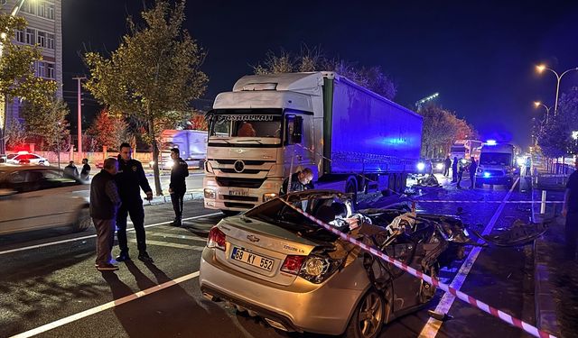 Aksaray'da tıra çarpan otomobildeki ağabey öldü, kardeşi ağır yaralandı