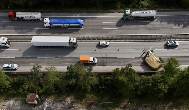 Anadolu Otoyolu Sakarya kesiminde devrilen kamyonet ulaşımı aksattı