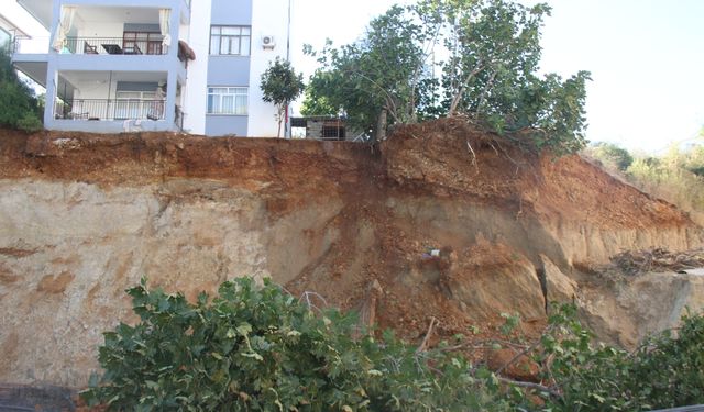 Antalya'da göçük meydana gelen inşaat mühürlendi
