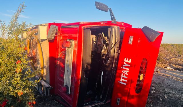 Antalya'da yangına müdahaleye giderken kaza yapan itfaiye aracındaki 2 kişi yaralandı