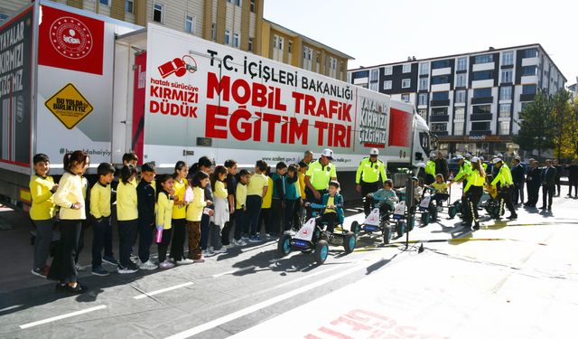 Ardahan'da çocuklar mobil eğitim tırında trafik kuralları hakkında bilgilendirildi