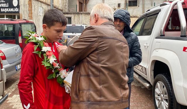 Balkan Şampiyonası'nda ikinci olan güreşçi memleketi Tokat'ta coşkuyla karşılandı