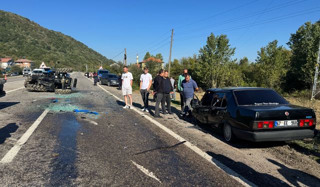 Bartın'da iki otomobille traktörün çarpıştığı kazada 4 kişi yaralandı