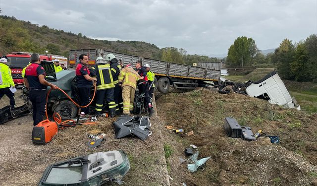 Bartın'da otomobille tırın çarpıştığı kazada karı koca öldü, 1 kişi yaralandı