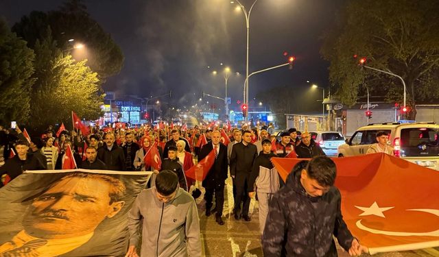 Bilecik'te Cumhuriyet'in 102. yılı dolayısıyla fener alayı düzenlendi