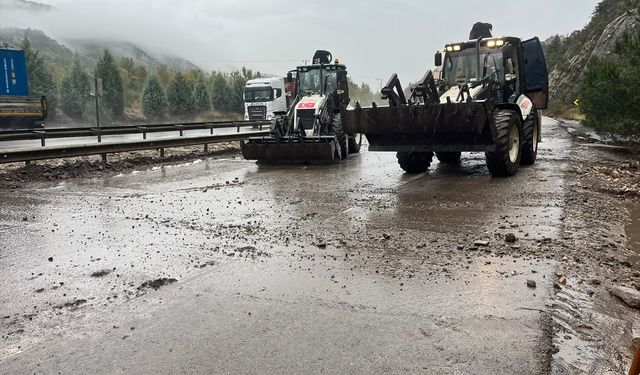Bilecik'te şiddetli yağış nedeniyle oluşan sel ulaşımı aksattı