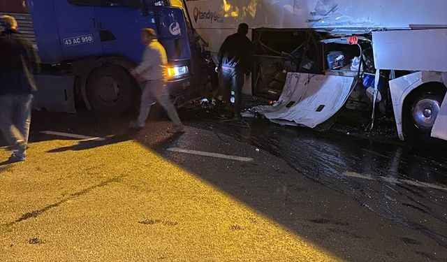 Bilecik'te tur otobüsü ile tır çarpıştı, 20 kişi yaralandı