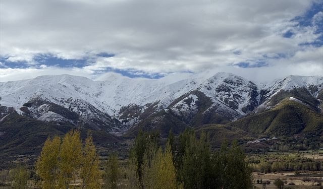 Bingöl'ün Karlıova ve Yedisu ilçelerinde kar yağışı etkili oldu