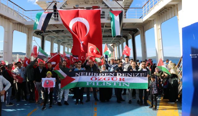 Çanakkale'de denizciler Filistin ve Küresel Sumud Filosu'na destek için boğaza açıldı