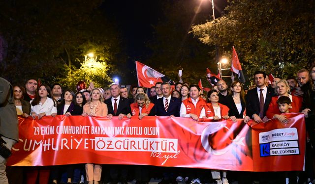CHP Genel Başkanı Özel Kadıköy'de 29 Ekim Cumhuriyet Yürüyüşü'ne katıldı: