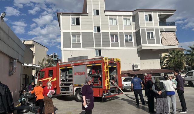 Denizli'de iki katlı binada çıkan yangında dumandan etkilenen kadın hastaneye kaldırıldı