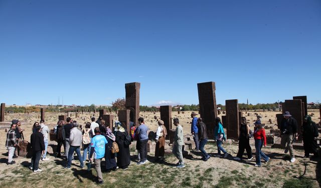 Doğaseverler Bitlis'in Ahlat ilçesindeki tarihi ve turistik alanlarını gezdi