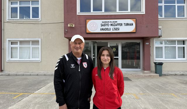Dünya Kupası'nda üçüncü olan milli bocceci Yağmur Tosun, okulunda çiçeklerle karşılandı