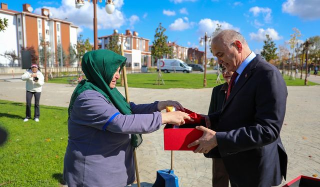 Düzce Belediye Başkanı Özlü, temizlik işçisinin bayrak hassasiyetine duyarsız kalmadı