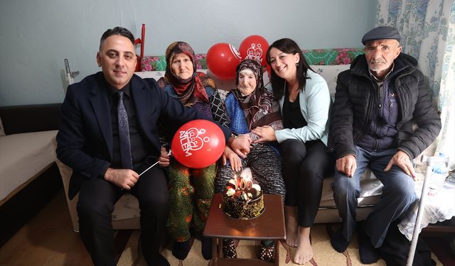 Edirne'de 100. yaşına giren kadına sürpriz doğum günü kutlaması