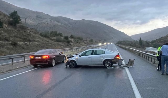 Erzincan'da bariyere çarpan otomobildeki 3 kişi yaralandı